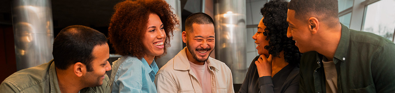 pessoas felizes em um ambiente corporativo