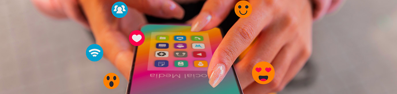 mão segurando celular com ícones de mídias sociais